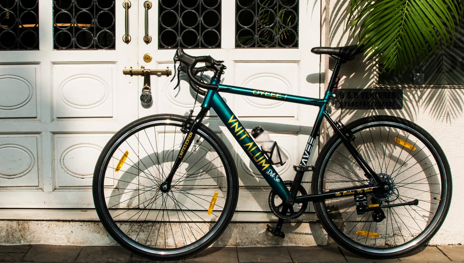 NAVEE road bike leaning against a doorway